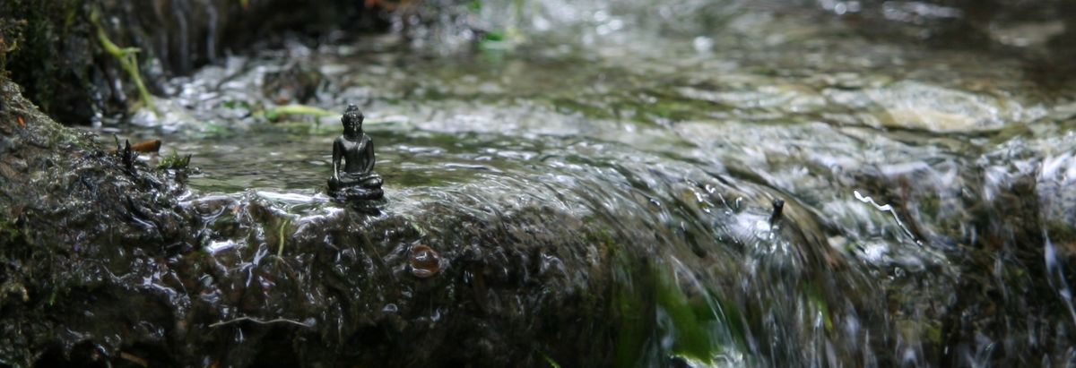 Buddha am Wasserfall